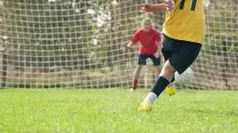 恒指收盘微跌0.68%，有色股领涨，北水豪掷110亿港元抢筹港股