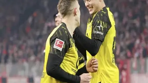 詹姆斯独揽重任，巧妙转身突破斩获2分