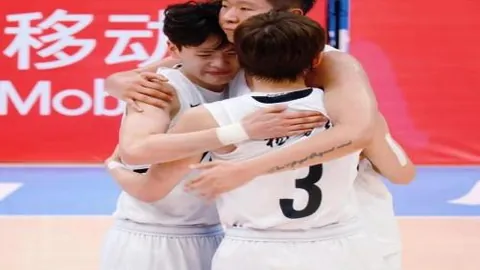 “传奇退役：勇士举行伊戈达拉9号球衣退役仪式，库里等众星致敬队史第七人荣耀时刻”